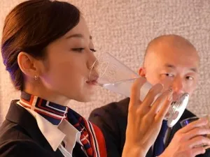 Cưới người vợ đẹp con trai không biết hưởng, bố bắt đi bàn việc làm ăn rồi ở nhà trả bài con dâu