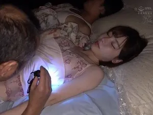 Bố má đi vắng, anh trai ở nhà làm liều chịch nhỏ em kế cứ vô tư để lộ xì líp