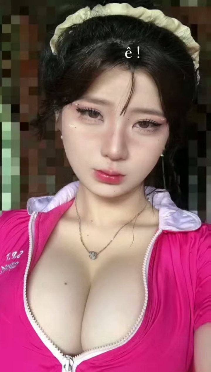 Lớn rồi nhưng vẫn được mẹ cho bú ti